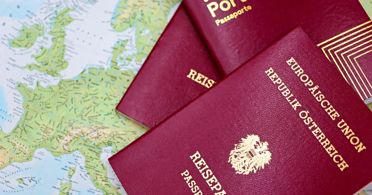 Pasaportes de Austria y Portugal sobre un mapa de Europa