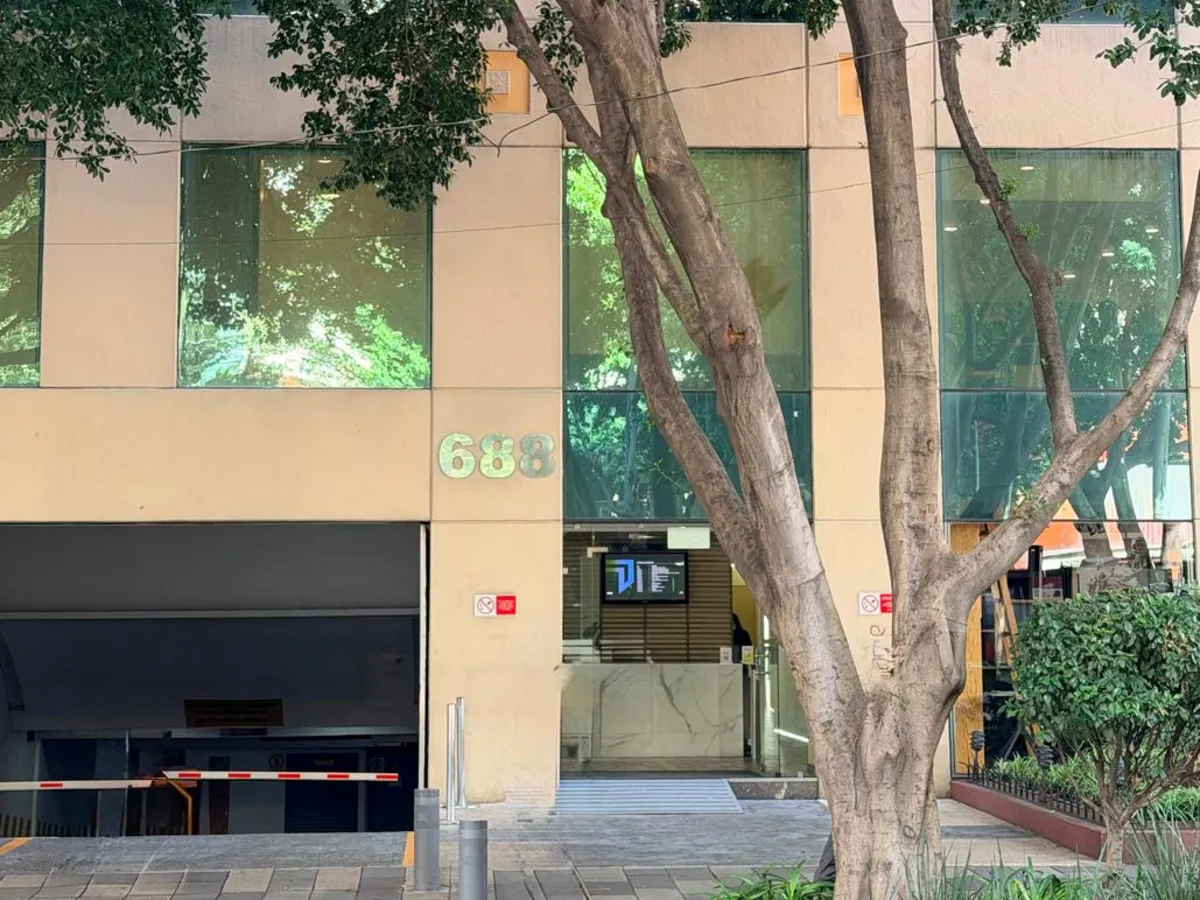 Entrance of the Insurgentes Sur 688 building, home of the B&B Global office